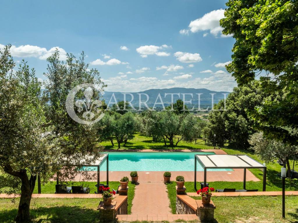 Casale con piscina panoramica e terreno a Reggello