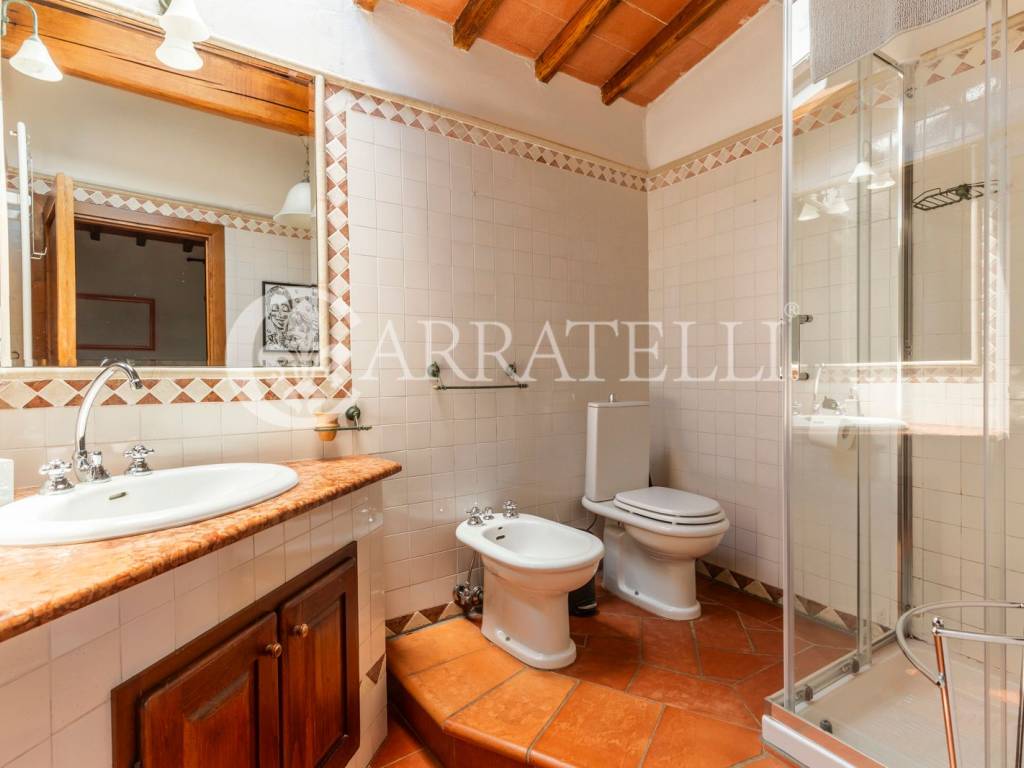 Casale con piscina panoramica e terreno a Reggello