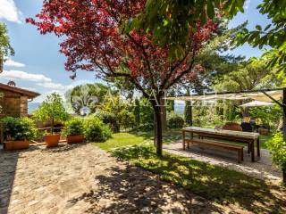 Casale con piscina panoramica e terreno a Reggello