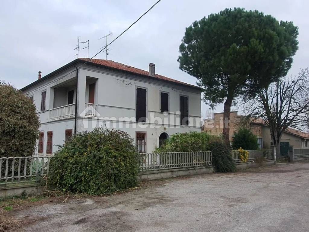 Sale Multi-family villa in via Provinciale Finale Tresignana. Good ...