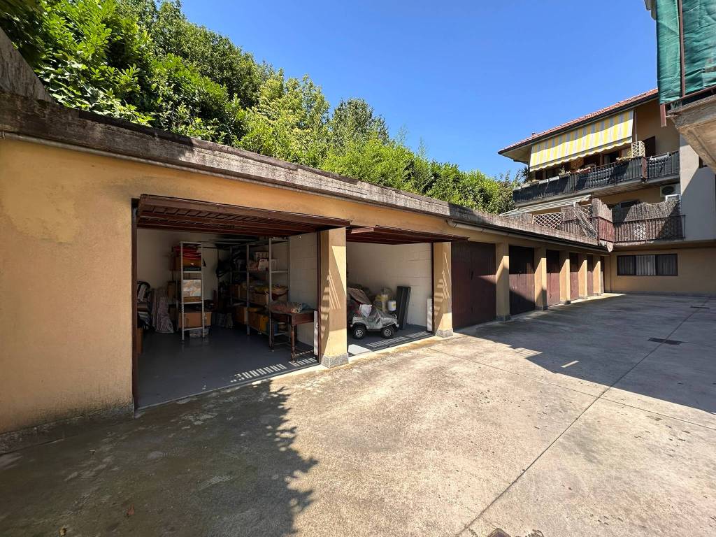 Garage - box via antonio canova 10, centro, agrate brianza