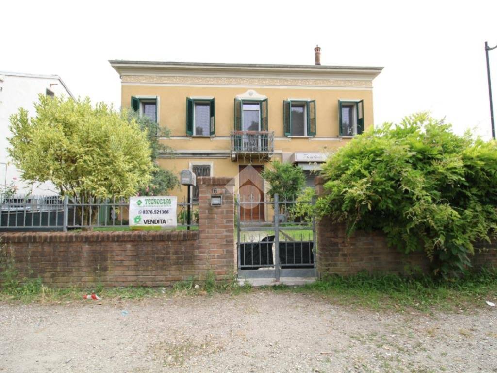 Villa bifamiliare via a. diaz 16, centro, suzzara