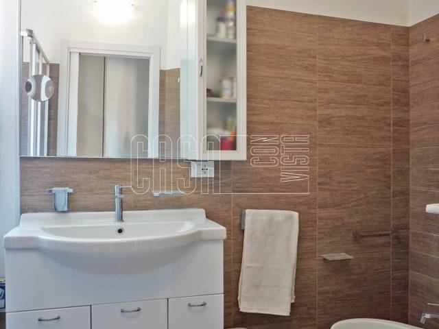 Bagno finestrato con doccia