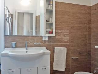 Bagno finestrato con doccia