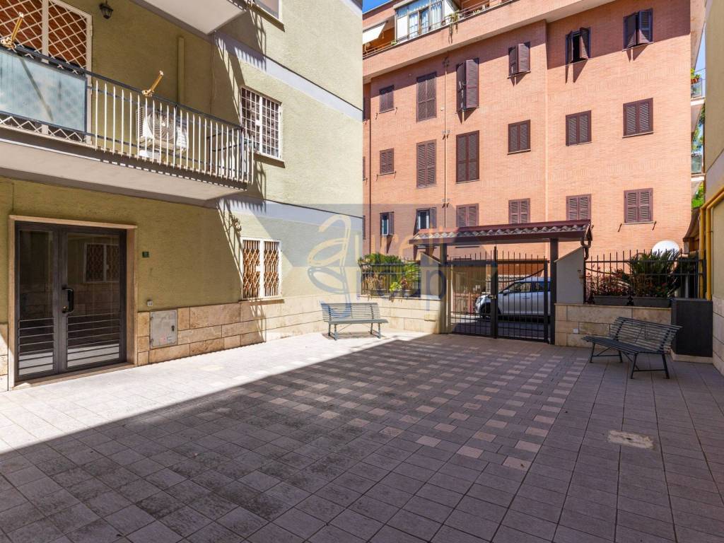 Vendita Attico in via della Pineta Sacchetti 41 Roma. Buono stato, con  terrazza, rif. 113008003