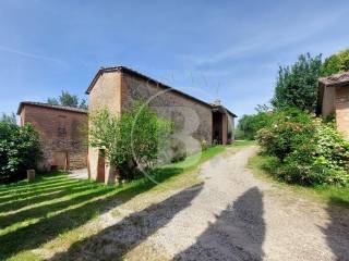 CASALE CON FIENILE - Castelnuovo Berardenga (Si)