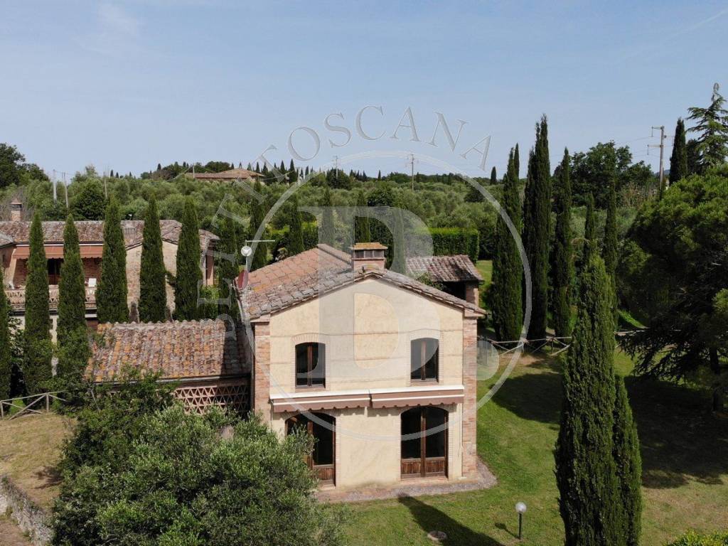 CASALE CON FIENILE - Castelnuovo Berardenga (Si)