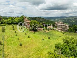 Casale in campagna con chiesa