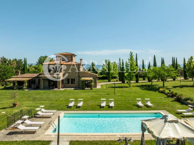 Lago Trasimeno villa moderna con piscina