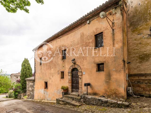 Casale in campagna con chiesa