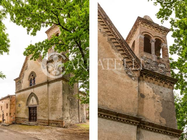 Casale in campagna con chiesa