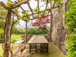 Casale in campagna con chiesa