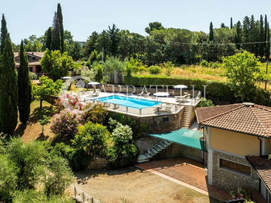 Massa Marittima proprieta con 3 ville e piscina