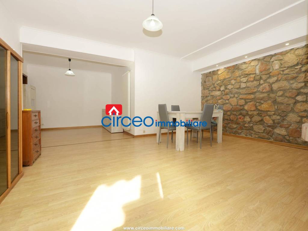 Soggiorno appartamento piano seminterrato