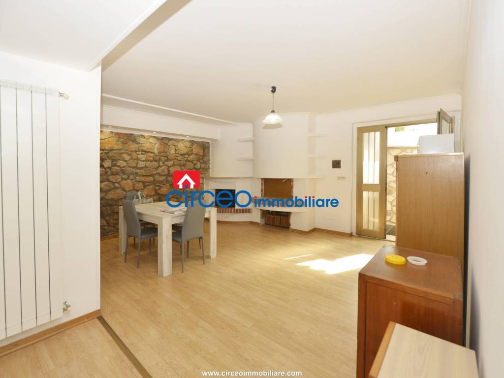 Soggiorno appartamento piano seminterrato