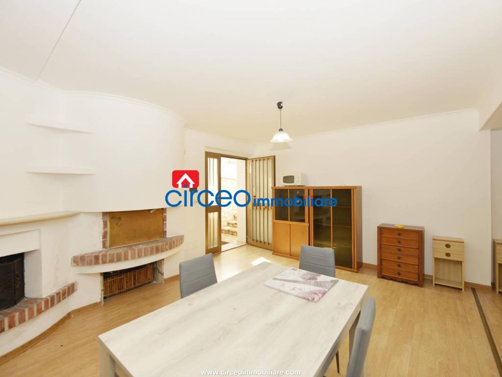 Soggiorno appartamento piano seminterrato