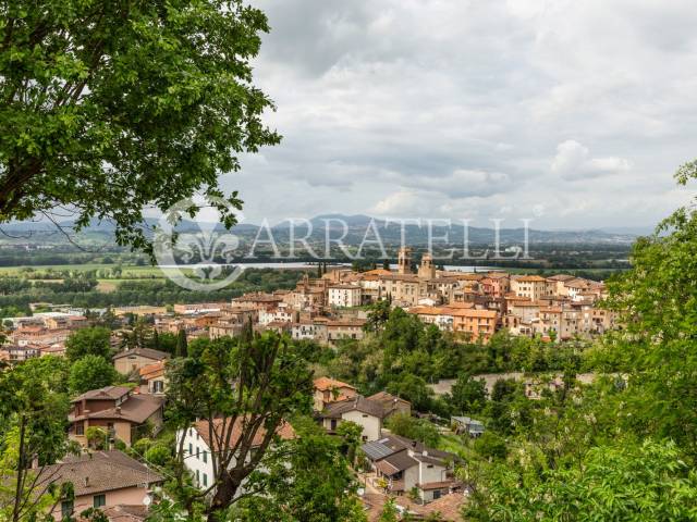 Villa moderna parzialmente ristrutturata