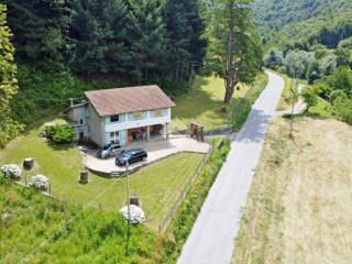 vista su casa e giardino