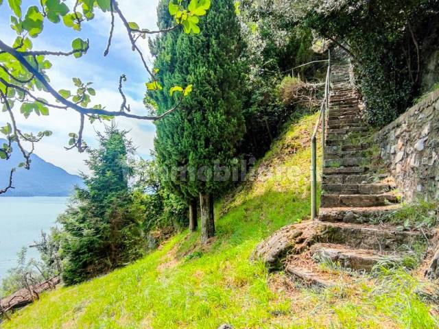 scalinata che porta al ultimo livello di giardino