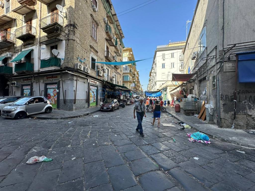 Locale commerciale via sant'antonio abate, tribunali, napoli