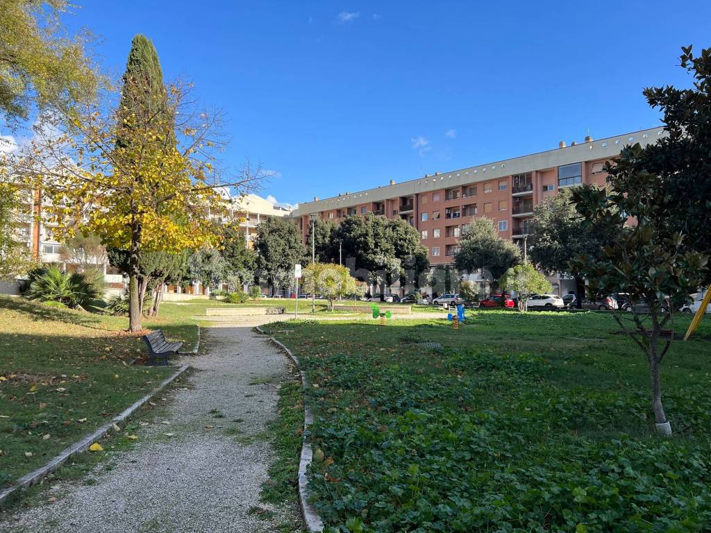 Affitto Appartamento Roma. Trilocale in piazza Gaspare Ambrosini. Buono