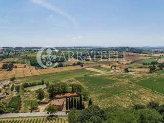 Casolare in campagna con annessi agricoli e terren