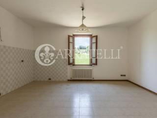 Casolare in campagna con annessi agricoli e terren