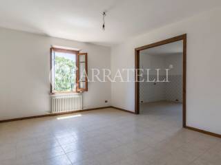 Casolare in campagna con annessi agricoli e terren