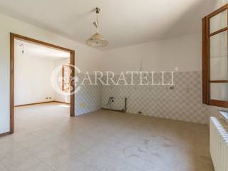 Casolare in campagna con annessi agricoli e terren