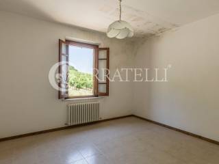 Casolare in campagna con annessi agricoli e terren