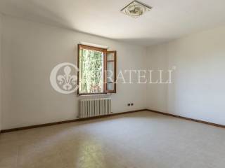 Casolare in campagna con annessi agricoli e terren