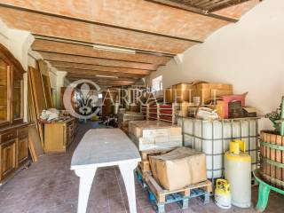 Casolare in campagna con annessi agricoli e terren