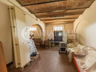 Casolare in campagna con annessi agricoli e terren