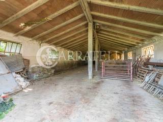 Casolare in campagna con annessi agricoli e terren