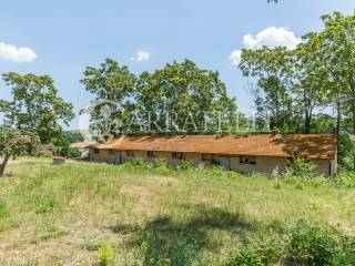 Casolare in campagna con annessi agricoli e terren