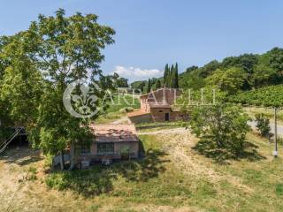 Casolare in campagna con annessi agricoli e terren