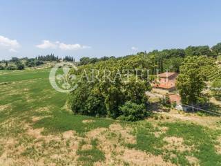 Casolare in campagna con annessi agricoli e terren