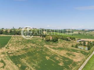 Casolare in campagna con annessi agricoli e terren