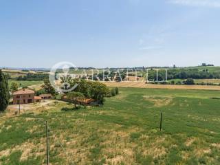 Casolare in campagna con annessi agricoli e terren