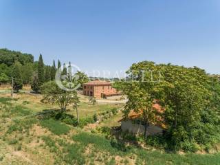 Casolare in campagna con annessi agricoli e terren
