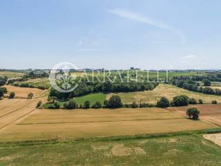 Casolare in campagna con annessi agricoli e terren