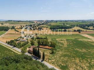 Casolare in campagna con annessi agricoli e terren