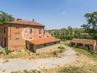 Casolare in campagna con annessi agricoli e terren
