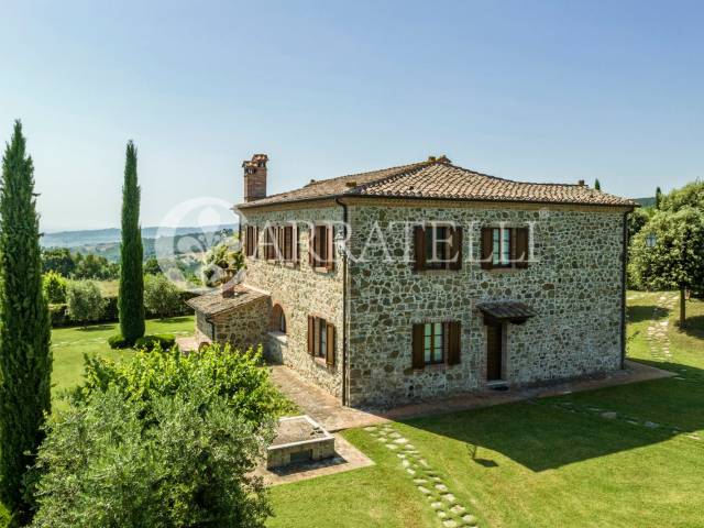 Agriturismo panoramico con due casali terreno e pi