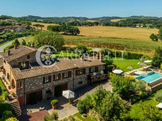 Meraviglioso casale con piscina e terreno