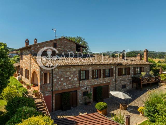 Meraviglioso casale con piscina e terreno