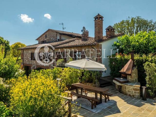 Meraviglioso casale con piscina e terreno