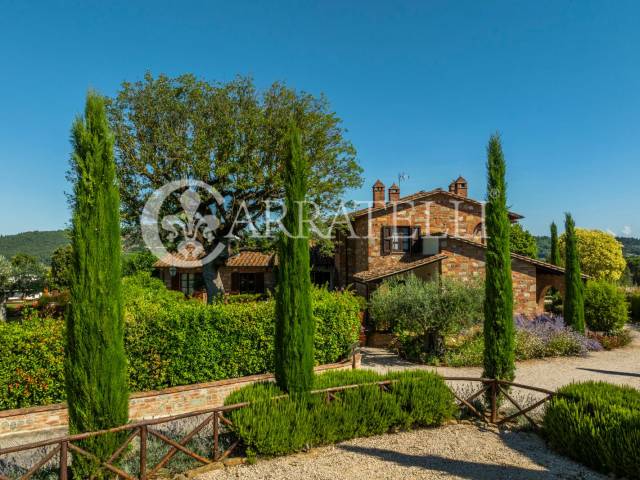 Meraviglioso casale con piscina e terreno