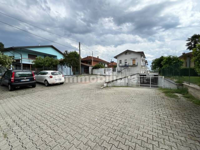 Posti auto condominiali e ingresso autorimesse