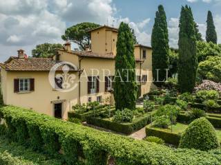 Superba villa storica sulle colline con oliveta